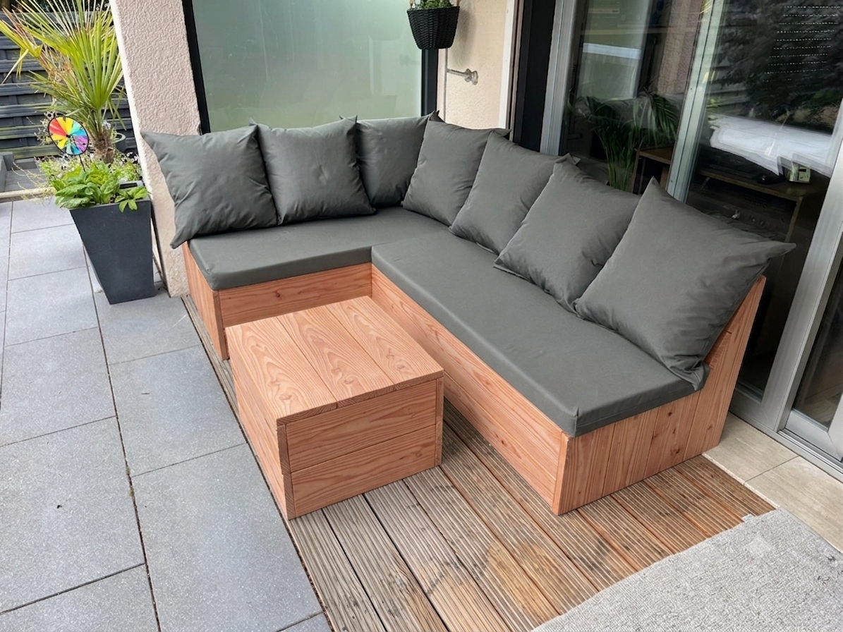 Douglashouten hoekbank model Florence met kussens buiten