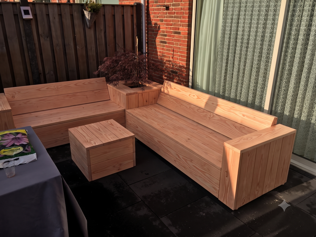 Douglashouten hoekbank met hoektafel en kussens
